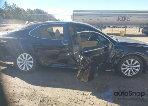 2018 Toyota Camry Le из США, поврежденный, VIN 4T1B11HKXJU054641